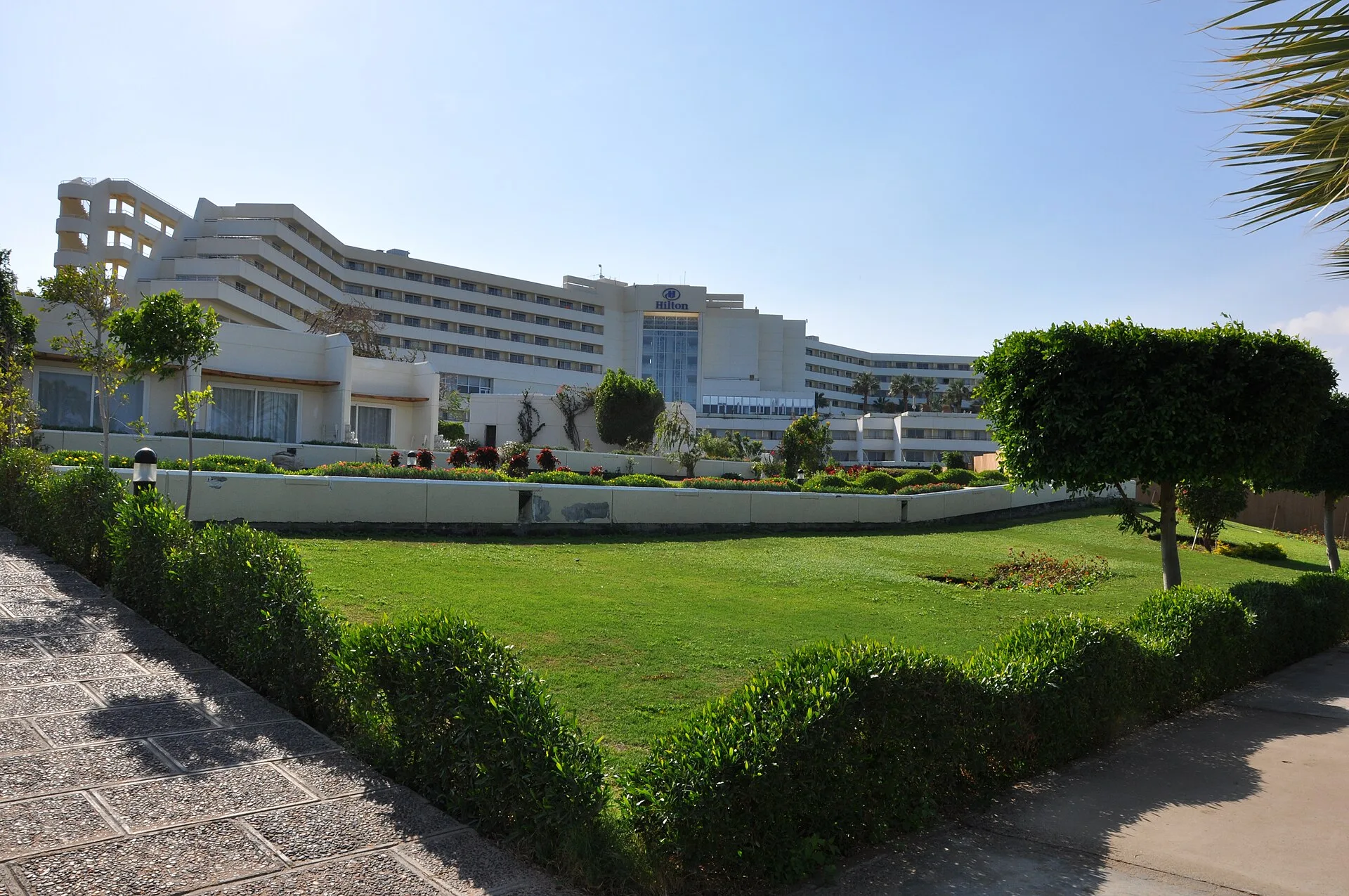 Main building and lawns of Hilton Hurghada Plaza